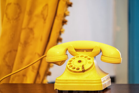 T&eacute;l&eacute;phone &agrave; cadran vintage jaune