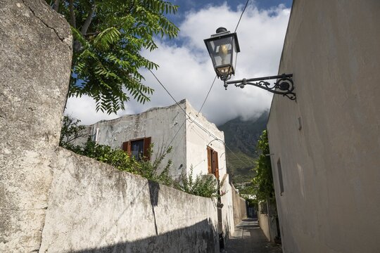 Alley, alleyway lamp, whitewashed house, Malfa, Salina, Aeolian or Lipari Islands, southern Italy, Italy
