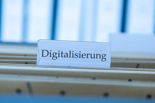Schild mit der Aufschrift DIGITALISIERUNG an einem H&auml;ngemappenregister