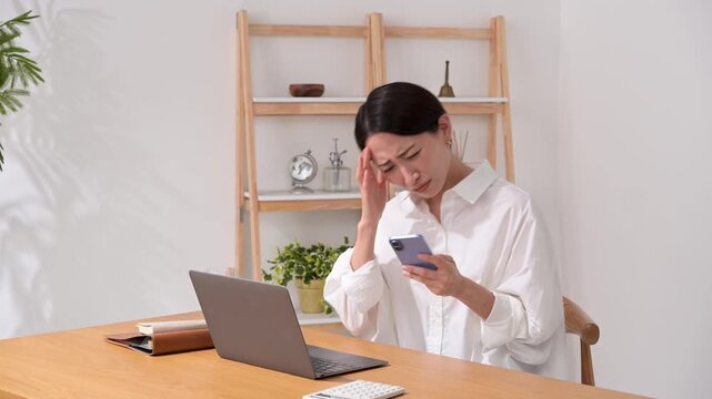 スマホを見て困る女性