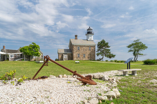 Sheffield Island Lighthouse with tourists disembarking the ferry