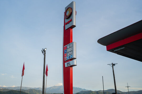 Estaci&oacute;n de servicio Terpel con precios de combustibles y monta&ntilde;as al fondo en Colombia, el 28 de junio de 2026, en la virginia, Risaralda 