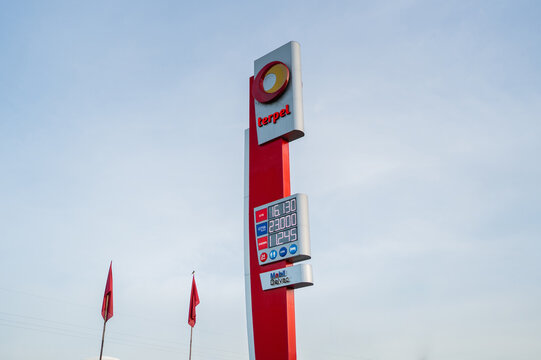 Estaci&oacute;n de servicio Terpel con precios de gasolina y di&eacute;sel en Colombia bajo cielo despejado, el 28 de junio de 2026, en la virginia, Risaralda 
