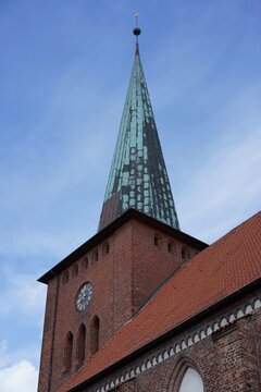 Mittelalterliche Stadtkirche mit rotem Backstein in Neustadt in Holstein