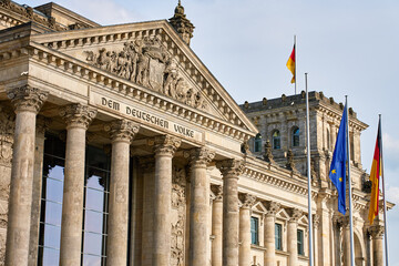 Obraz premium Reichstag building with German and European Union flags in Berlin
