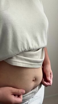 小太りの女性のお腹