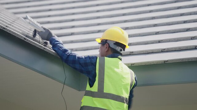 Professional installer works on a photovoltaic system at a residential property, showing solar technology, technical expertise, renewable electricity and the transition toward cleaner energy.