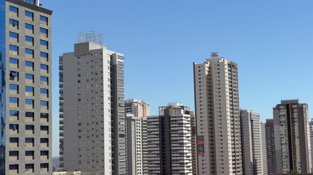 Goi&acirc;nia, Goi&aacute;s, Brasil - 27 de julho de 2026: Vista do horizonte urbano a partir do Setor Bueno sob c&eacute;u azul e limpo