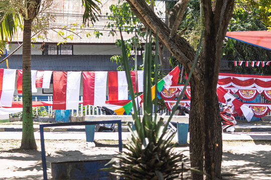 Flag and decoration vendors for Indonesia's 81st Independence Day are booming in Waingapu. Locals and offices are snapping up red-and-white bunting, adding to the festive spirit!