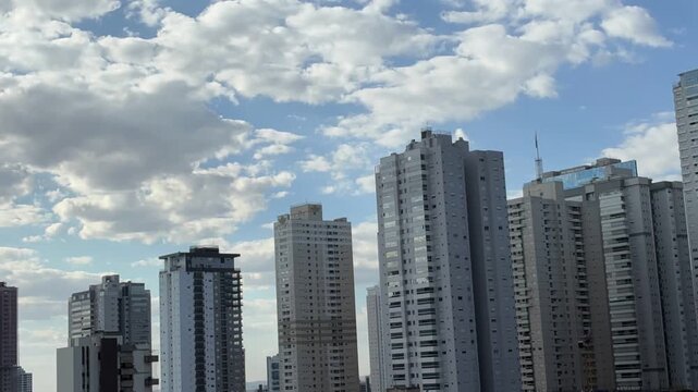 Goi&acirc;nia, Goi&aacute;s, Brasil - 28 de julho de 2026: Timelapse de nuvens em movimento sobre o horizonte urbano do Setor Bueno