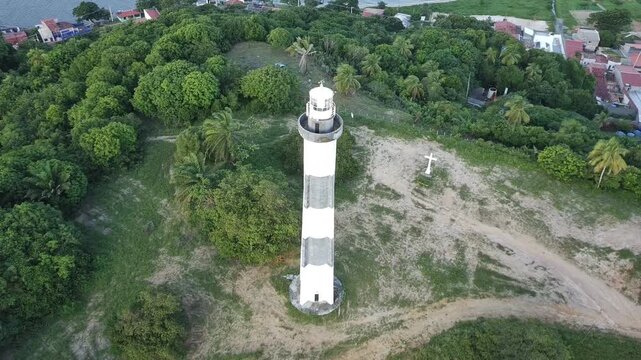 &Oacute;rbita de drone ao redor do Farol de Porto de Pedras, Alagoas