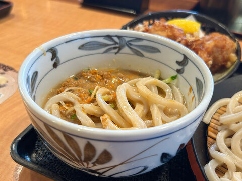 麻辣担々付けうどん、濃厚肉味噌つゆに絡む太麺うどん
