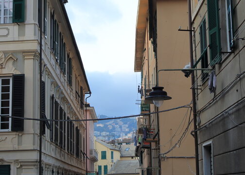 Genova, un caruggio tipico e stretto vicolo del centro storico 