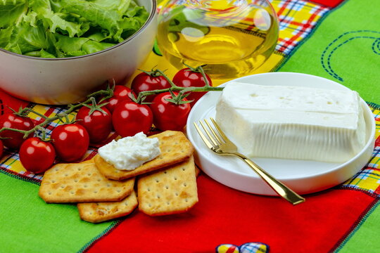 Formaggio italiano a pasta molle con insalata , pomodori e cracker