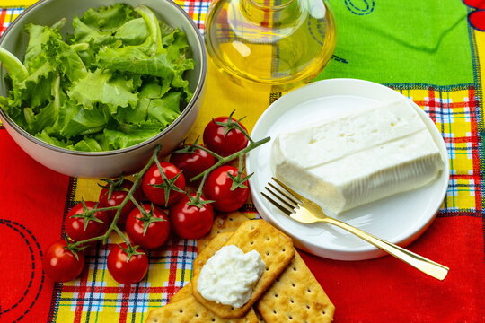 Formaggio italiano a pasta molle con insalata , pomodori e cracker
