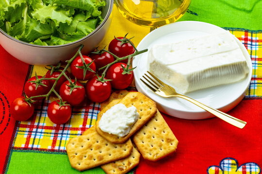 Formaggio italiano a pasta molle con insalata , pomodori e cracker