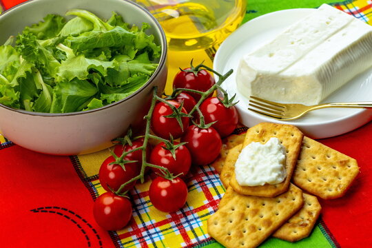 Formaggio italiano a pasta molle con insalata , pomodori e cracker