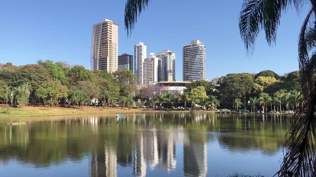 Goi&acirc;nia, Goi&aacute;s, Brasil - 31 de julho de 2026: Vista panor&acirc;mica do Parque Vaca Brava e do horizonte urbano durante o dia