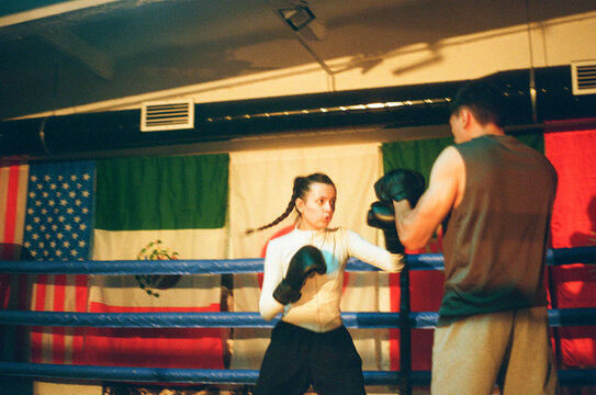 Boxer woman attacks trainer in fighting gym