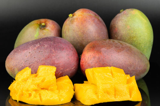 Group of mango fruits with fresh slices