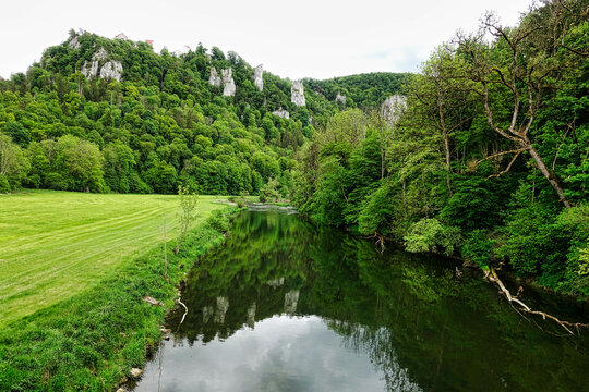 Blick &uuml;ber die junge Donau bei Beuron auf die spitzen Kalkfelsen unterhalb der Burg Wildenstein in der schw&auml;bischen Alb bei Leibertingen
