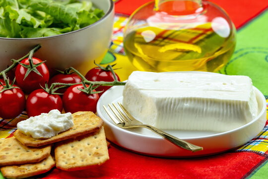 Primo piano di formaggio italiano a pasta molle con insalata , pomodori e cracker