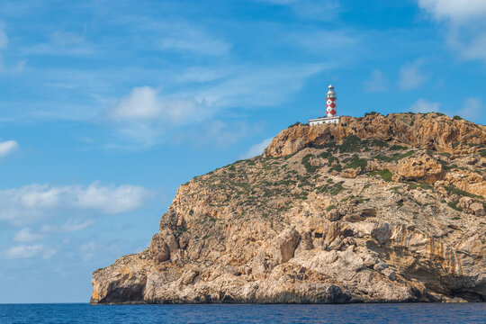 Leuchtturm auf der Insel Cabrera vor Mallorca im Mittelmeer