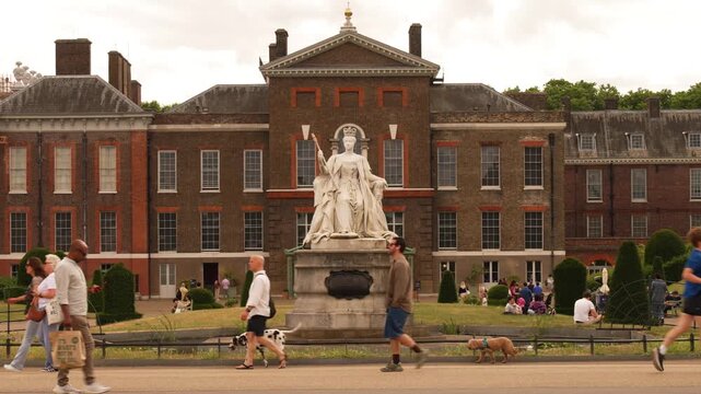 Kensington Palace and the Queen Victoria statue on a summer day