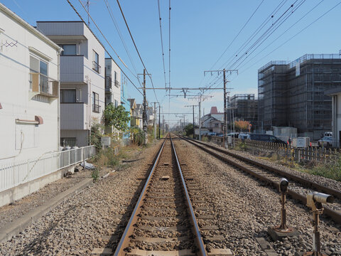 東京郊外の線路が描くのどかな鉄道風景