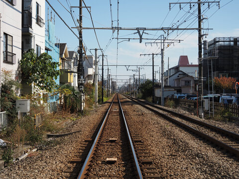 東京郊外の線路が描くのどかな鉄道風景