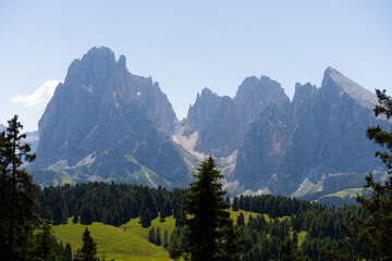 Obraz premium Alpe di Siusi at sunny morning sunrise, Dolomites mountains, Italy