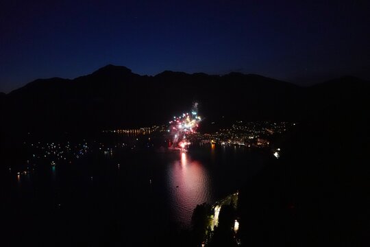 Spektakul&auml;res Feuerwerk &uuml;ber Brunnen am Vierwaldst&auml;ttersee