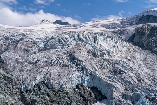 Cabane de Moiry vor der beeindruckenden Gletscherlandschaft im Wallis