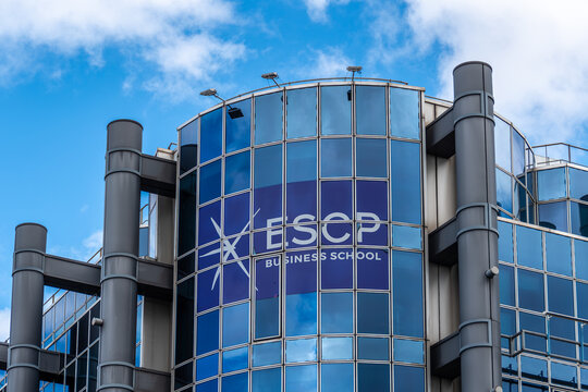 Paris, France - 5 ao&ucirc;t 2026: Enseigne et logo sur le b&acirc;timent abritant l'Ecole sup&eacute;rieure de commerce de Paris (ESCP), ou ESCP Business School (campus Champerret), grande &eacute;cole de commerce fran&ccedil;aise
