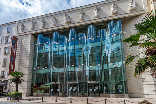 Levallois-Perret, France - 5 ao&ucirc;t 2026: Vue ext&eacute;rieure du Conservatoire Maurice-Ravel, &eacute;tablissement d'enseignement de la musique, de la danse et du th&eacute;&acirc;tre &agrave; Levallois-Perret