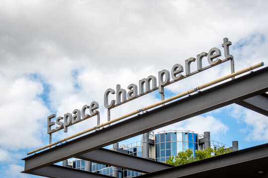 Paris, France - 5 ao&ucirc;t 2026: Enseigne &agrave; l'entr&eacute;e de l'Espace Champerret, complexe avec plusieurs salles  situ&eacute; pr&egrave;s de la porte de Champerret, accueillant des congr&egrave;s, conventions, expositions, salons