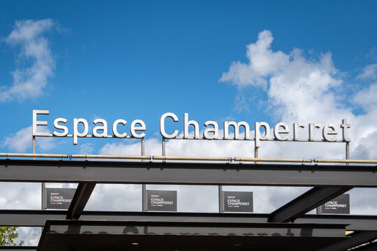 Paris, France - 5 ao&ucirc;t 2026: Enseigne &agrave; l'entr&eacute;e de l'Espace Champerret, complexe avec plusieurs salles  situ&eacute; pr&egrave;s de la porte de Champerret, accueillant des congr&egrave;s, conventions, expositions, salons
