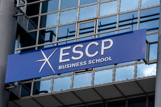 Paris, France - 5 ao&ucirc;t 2026: Enseigne et logo sur le b&acirc;timent abritant l'Ecole sup&eacute;rieure de commerce de Paris (ESCP), ou ESCP Business School (campus Champerret), grande &eacute;cole de commerce fran&ccedil;aise