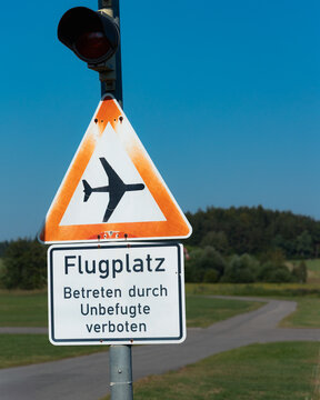 Warnschild an Flugplatz