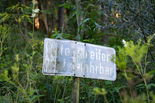 Verkehrszeichen warnt vor Stra&szlig;enrand