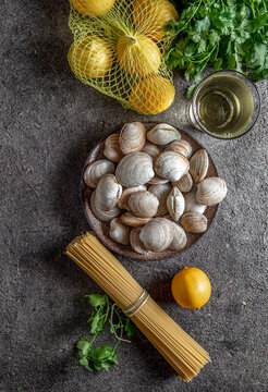 Raw fresh clams, spaghetti coriander, white wine and lemon