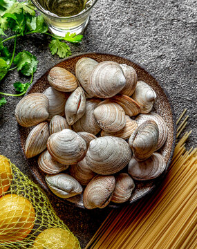 Raw fresh clams, spaghetti coriander, white wine and lemon
