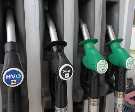 Distributore di carburante, quattro pistole erogatrici di carburante: HVO biocarburante idrogenato per motori diesel compatibili, Diesel B7 e Benzina Senza Piombo, Faenza 29 marzo 2026