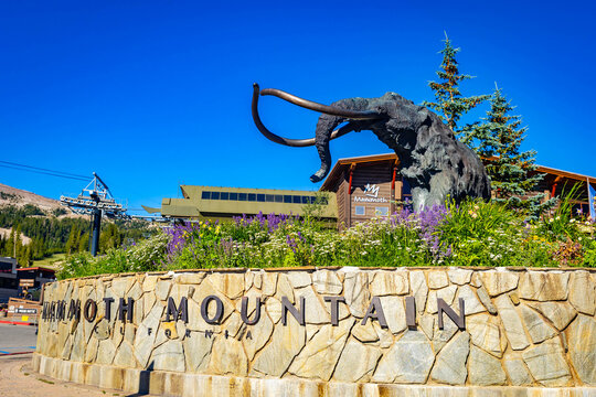 Mammoth Mountain sign statue welcomes visitors