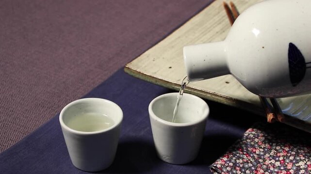 Korea traditional liquor soju ceramic bottle ceramic cup pouring liquor Korean traditional alcohol Korea 한국 전통주 전통술 소주 도자기 병 잔 술따르기 주병 술잔 전통식품