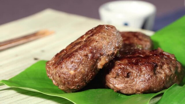 제목 (영문-한글 통합 한 줄 구성, 요청사항 및 안전 범위 적용)
Korea traditional Namdo style tteokgalbi grilled minced beef patties korean food galbi bulgogi meat Korea 한국 남도식 전통 떡갈비 소고기 숯불구이 갈비 불고기 한식 고기 식재료