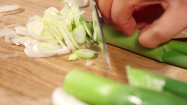 chopping vegetables green onion paprika lotus root beef meat cutting board knife kitchen food preparation  대파 파 파프리카 연근 소고기 고기 야채 채소 썰기 도마 칼 주방 식재료 조리과정