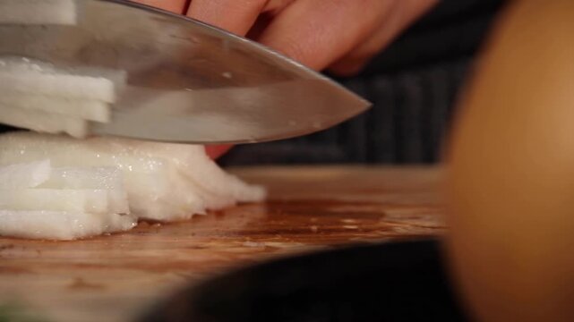 Korea pear julienned pear fresh fruit slicing pear knife kitchen food preparation Korea 한국 나주배 배 채썰기 과일 칼 도마 주방 식재료 조리과정