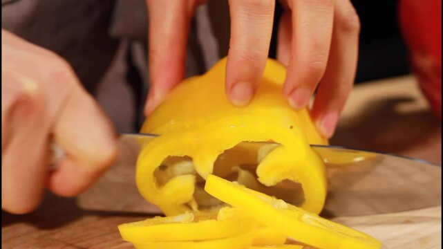 chopping vegetables green onion paprika lotus root beef meat cutting board knife kitchen food preparation  대파 파 파프리카 연근 소고기 고기 야채 채소 썰기 도마 칼 주방 식재료 조리과정