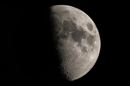 Gros plan de la demi-lune avec des crat&egrave;res d&eacute;taill&eacute;s visibles sur un fond de ciel nocturne noir. Concept d'astronomie et d'exploration spatiale